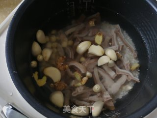 薏米莲子猪肚汤的做法步骤：3