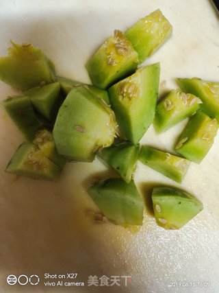 香瓜拌黄桃的做法步骤：2