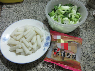 鱼豆腐青菜炒年糕的做法步骤：1