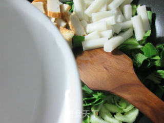 鱼豆腐青菜炒年糕的做法步骤：4