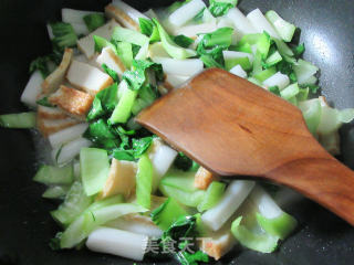 鱼豆腐青菜炒年糕的做法步骤：5