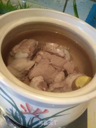 胡萝卜玉米筒子骨汤的做法步骤：1