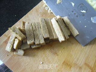 圆白菜炒豆腐干的做法步骤：2