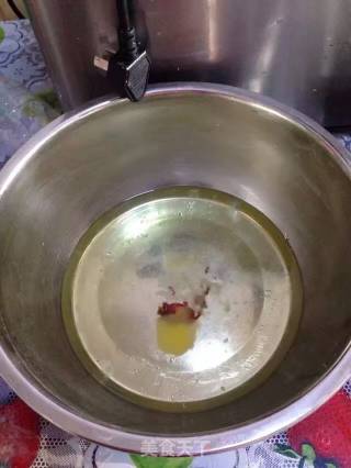 8寸戚风蛋糕的做法步骤：1
