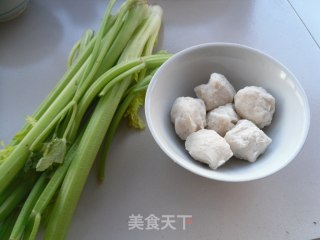 鱼丸烧芹菜的做法步骤：1