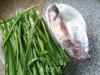 鱿鱼条炒韭菜的做法步骤：1