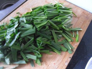 鱿鱼条炒韭菜的做法步骤：3