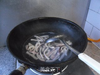 鱿鱼条炒韭菜的做法步骤：4