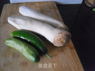 杏鲍菇炒黄瓜片的做法步骤：1