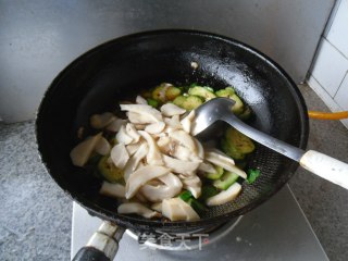 杏鲍菇炒黄瓜片的做法步骤：9