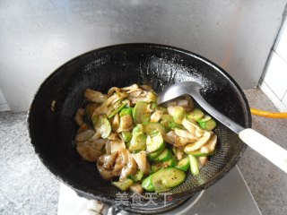杏鲍菇炒黄瓜片的做法步骤：10
