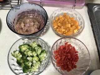 鸡丁烩三蔬的做法步骤：1