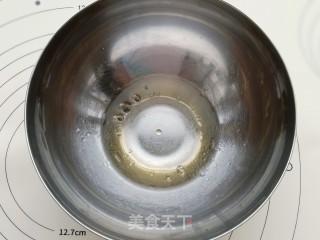 国庆版草莓奶油纸杯蛋糕的做法步骤：1