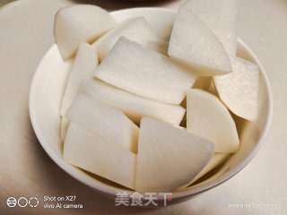 清淡的家常菜(萝卜排骨汤)的做法步骤：2