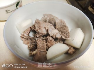 清淡的家常菜(萝卜排骨汤)的做法步骤：5
