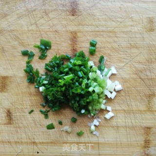 小葱煎蛋的做法步骤：1