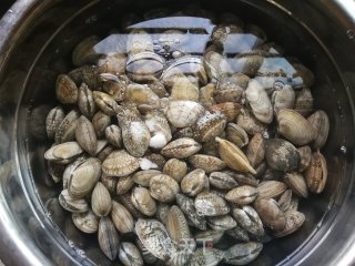 麻辣花蛤的做法步骤：1