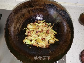 干煸腊肉菜花的做法步骤：7