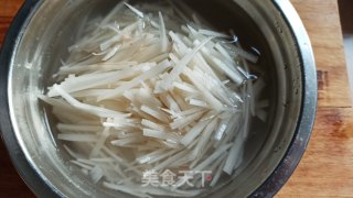 藕丝炒肉的做法步骤：1