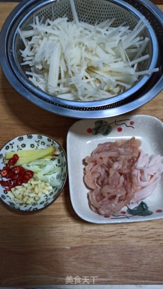 藕丝炒肉的做法步骤：2