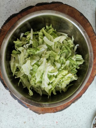双椒炒卷心菜的做法步骤：1