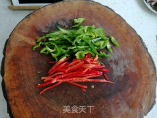 双椒炒卷心菜的做法步骤：2