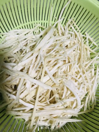 杏鲍菇炒青椒的做法步骤：1