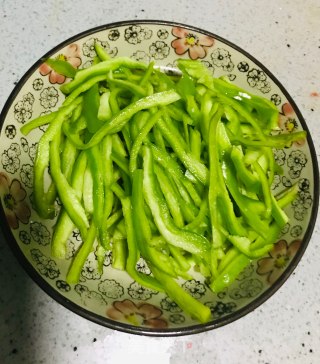 杏鲍菇炒青椒的做法步骤：2