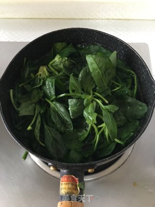 蒜茸菠菜的做法步骤：1