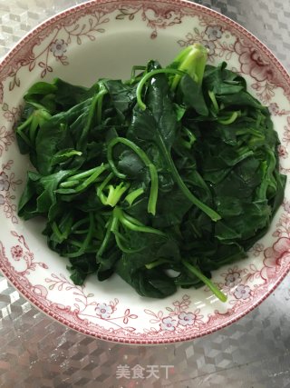 蒜茸菠菜的做法步骤：2