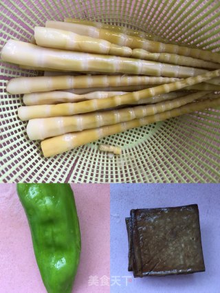 青椒干子炒笋丝的做法步骤：1