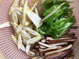 青椒干子炒笋丝的做法步骤：2