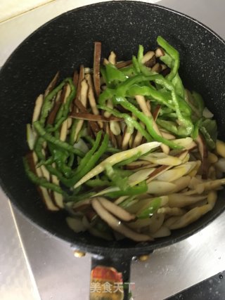 青椒干子炒笋丝的做法步骤：3