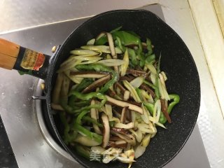 青椒干子炒笋丝的做法步骤：4