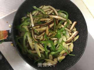 青椒干子炒笋丝的做法步骤：5