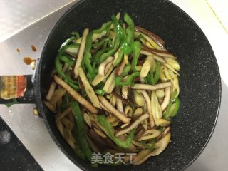 青椒干子炒笋丝的做法步骤：6