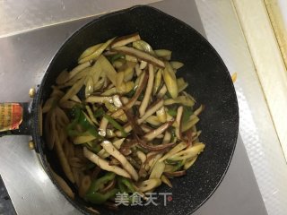 青椒干子炒笋丝的做法步骤：7
