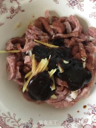 洋葱青椒炒牛肉丝的做法步骤：2