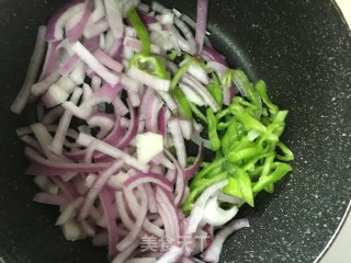 洋葱青椒炒牛肉丝的做法步骤：7
