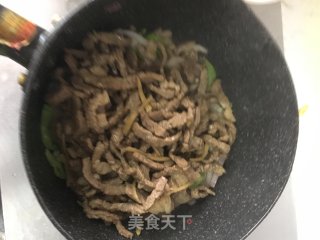 洋葱青椒炒牛肉丝的做法步骤：9