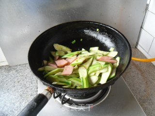 香肠丝瓜片的做法步骤：7