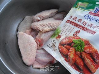 香辣鸡翅的做法步骤：1