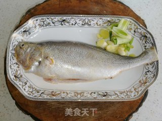 酱焖黄花鱼的做法步骤：1