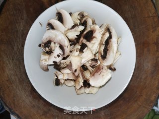 口蘑蛋花汤的做法步骤：2