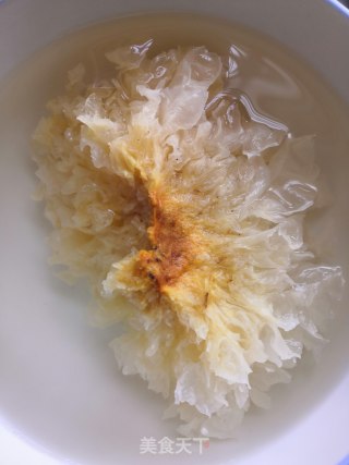 银耳桃胶莲子羹的做法步骤：1