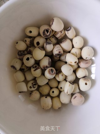 银耳桃胶莲子羹的做法步骤：3