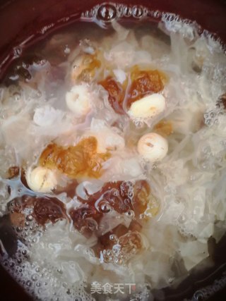 银耳桃胶莲子羹的做法步骤：5
