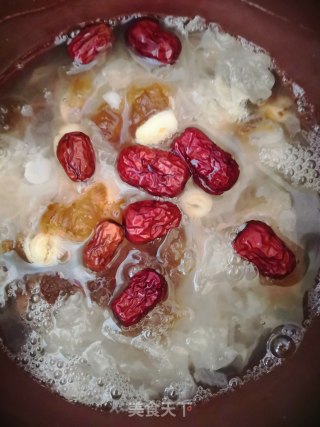 银耳桃胶莲子羹的做法步骤：6