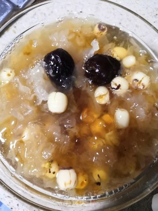银耳桃胶莲子羹的做法步骤：8