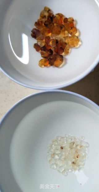 桃胶黄桃百合汤的做法步骤：1